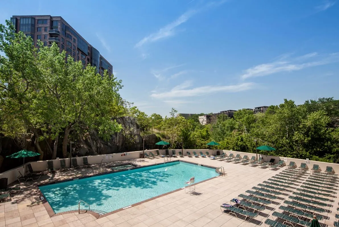 2 bed, 1000 sqft, $2,575 — Photo 3
