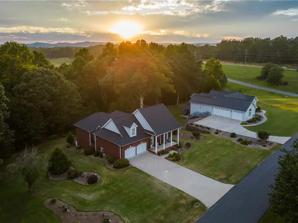 1604 Banchory Cir, Walhalla, SC 29691