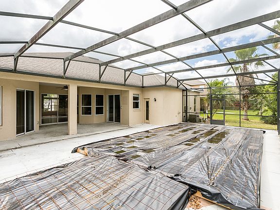 5th image of 385 Twelve Oaks Dr
