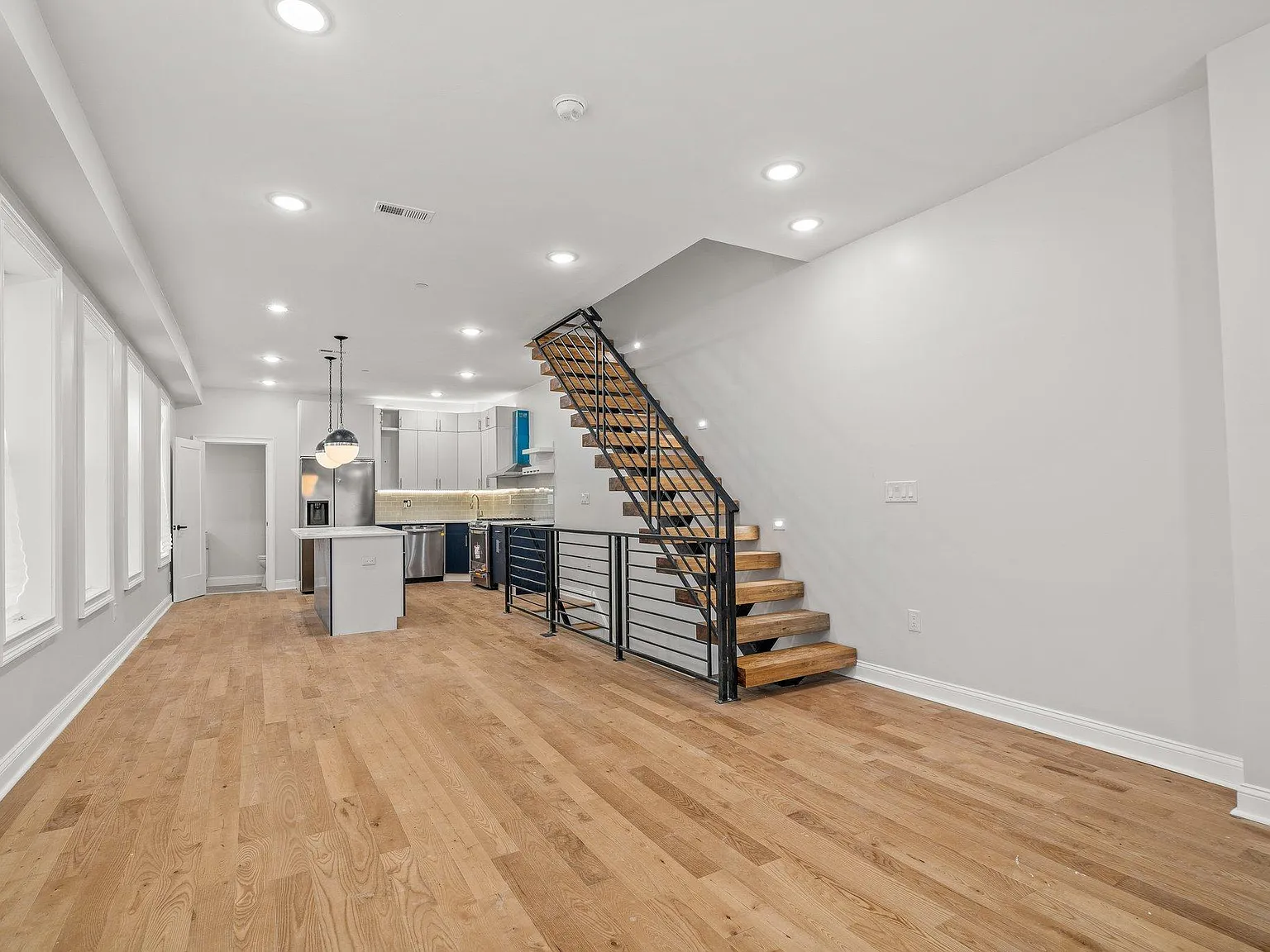 3 bed, 3.5 bath, 2084 sqft, $2,800 — Photo 3