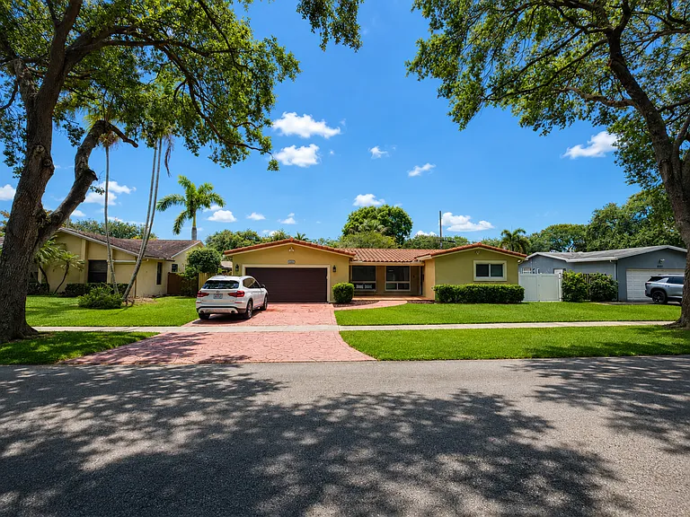 8907 SW 49th Ct — Photo 1