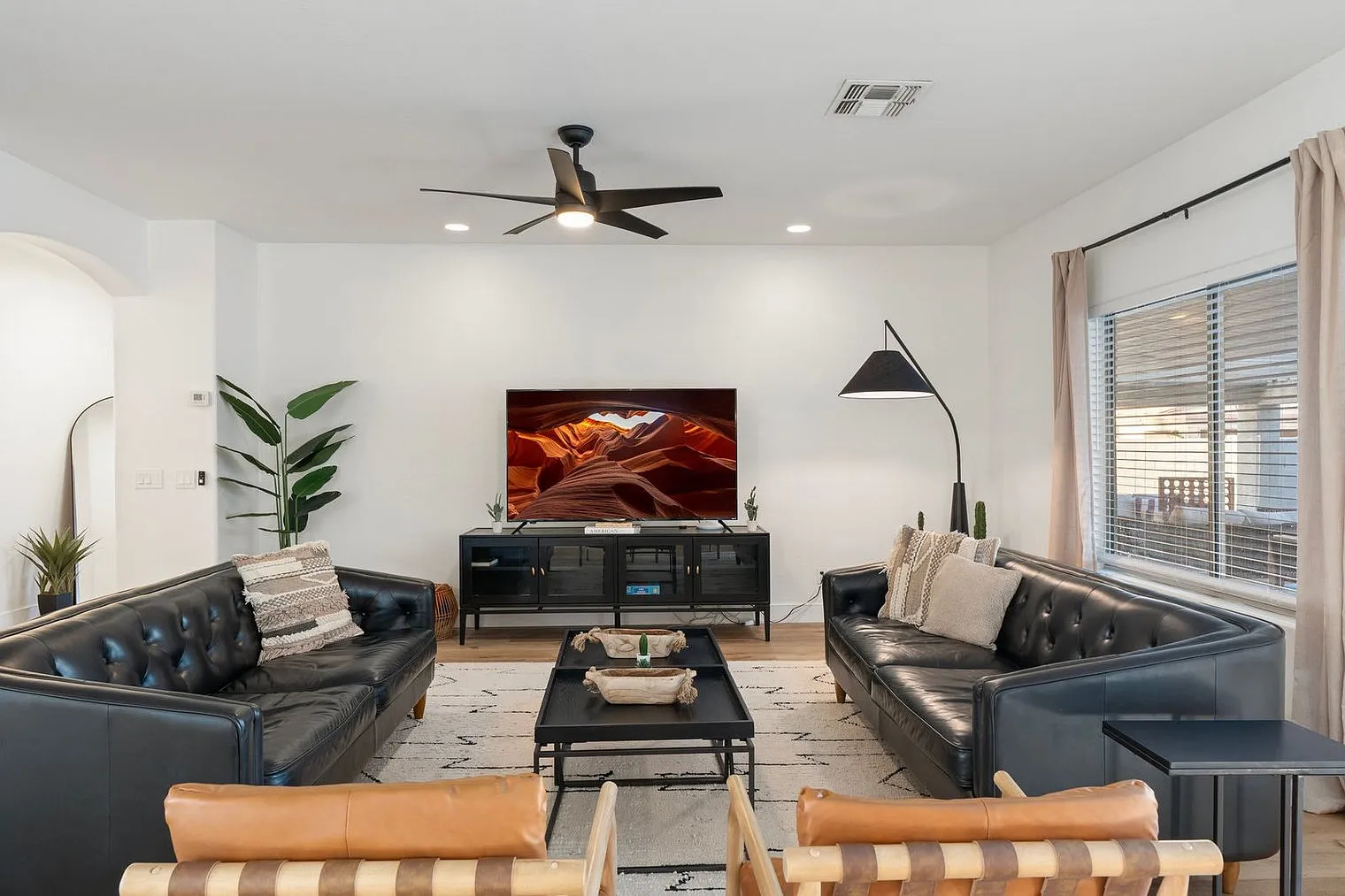 6 bed, 3.0 bath, 3498 sqft, $22,107 — Photo 3