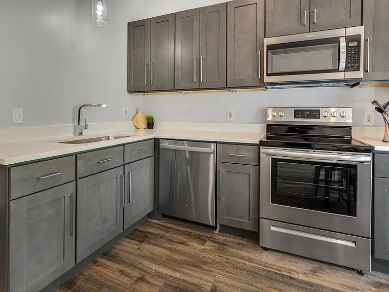 601 E State St — Photo 122