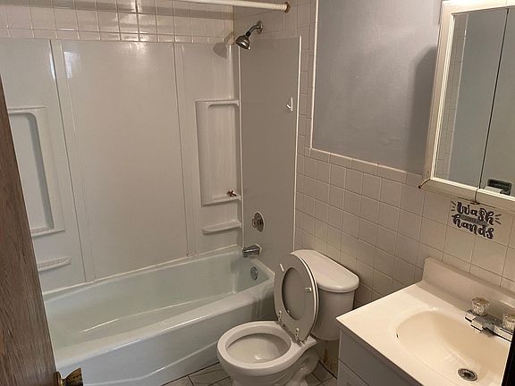 3rd image of 1812 Memorial Dr APT 1E