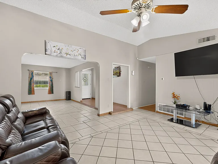 1514 Douglas Dr — Photo 8