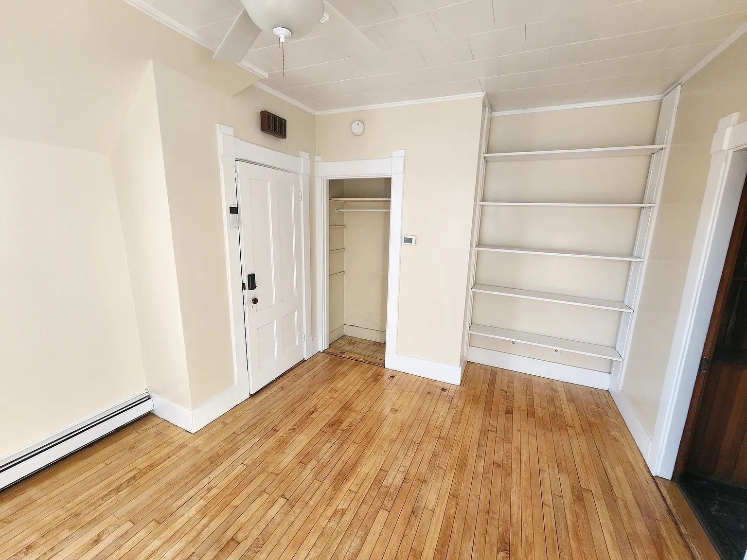 3 bed, 1400 sqft, $2,400 — Photo 3