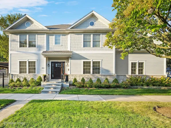 566 S Mitchell Ave, Elmhurst, IL 60126