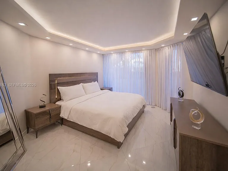 16445 Collins Ave #425 — Photo 12