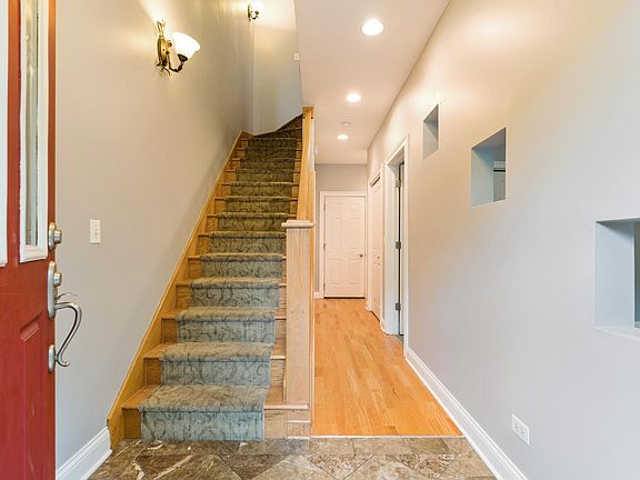 3rd image of 3010 W Cornelia Ave #C