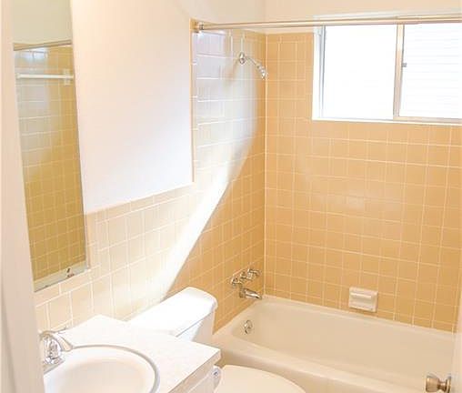 5th image of 2206 Village Way Dr