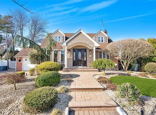22 Townsend Pl, Syosset, NY 11791