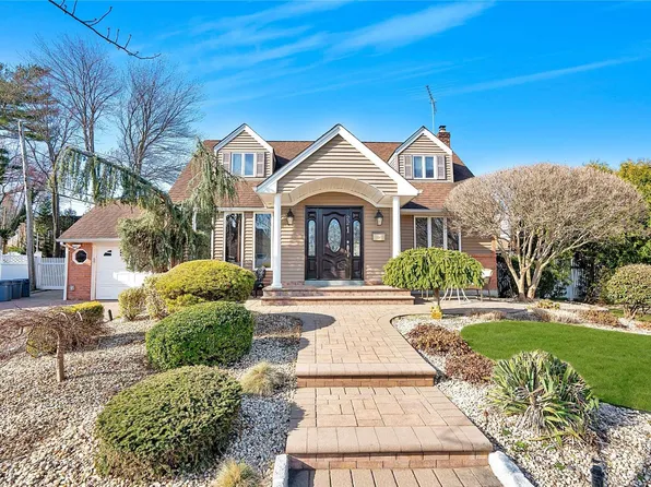 22 Townsend Place, Syosset, NY 11791