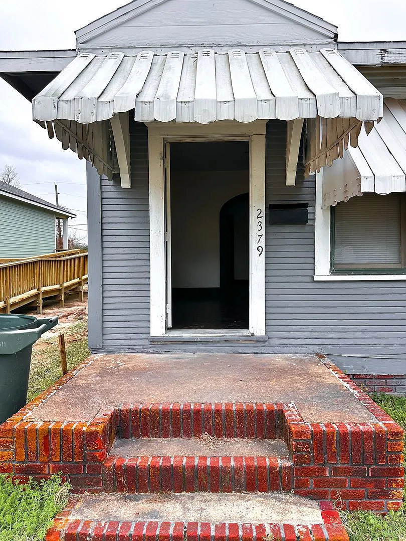 2379 Victoria St — Photo 4