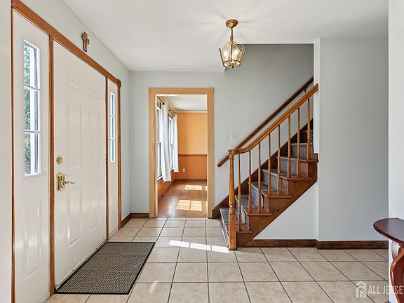 5th image of 22 Ditmars Cir