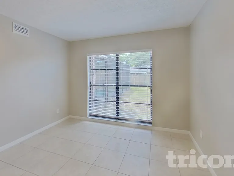 1422 Mistyglen Ln — Photo 4