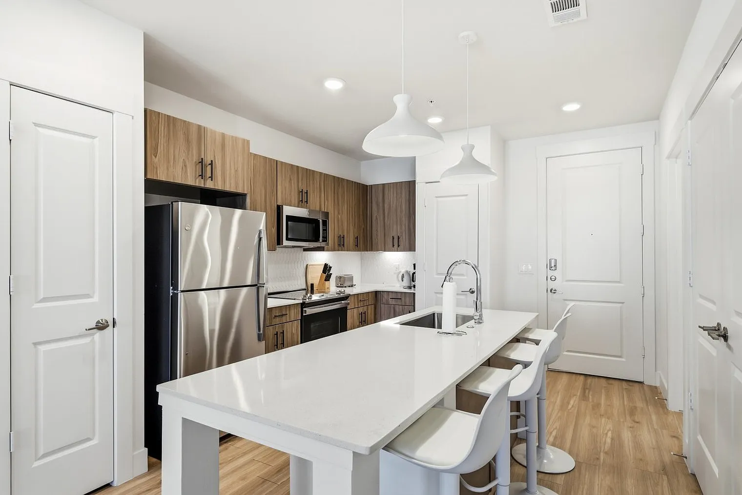 1 bed, 1.0 bath, 7373 sqft, $4,054 — Photo 4
