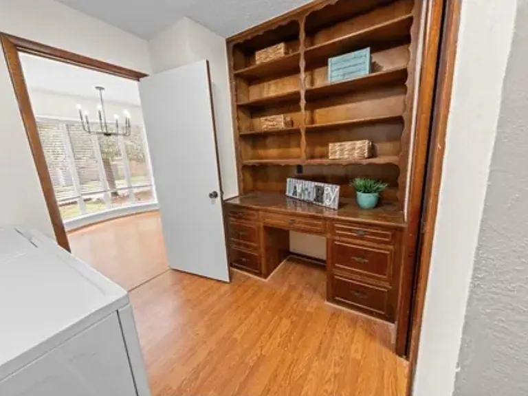205 W Ash Ln — Photo 12