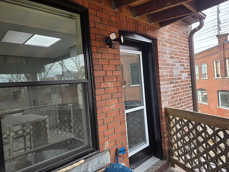 971.5 Main St E — Photo 16