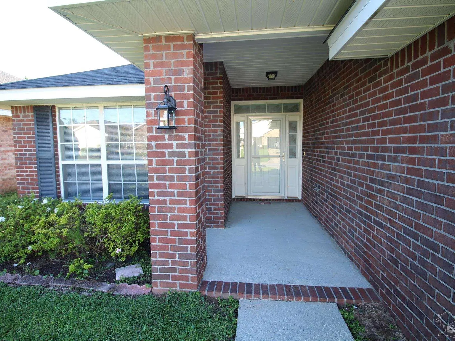 4 bed, 2.0 bath, 1800 sqft, $2,050 — Photo 2