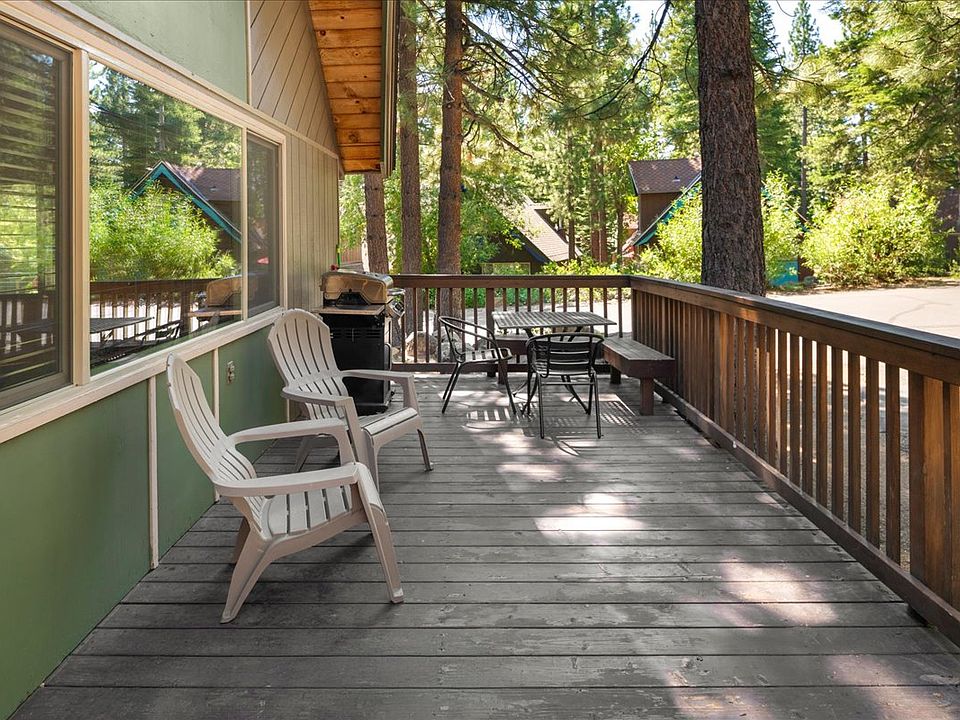 Private deck with outdoor dining table, gas bbq, & Adirondack chairs.