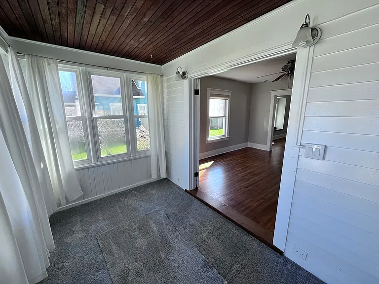 85 Royal Pkwy W — Photo 3