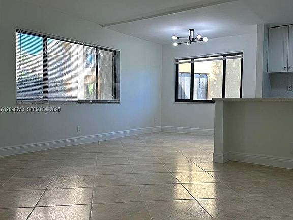 3rd image of 801 Meadows Cir