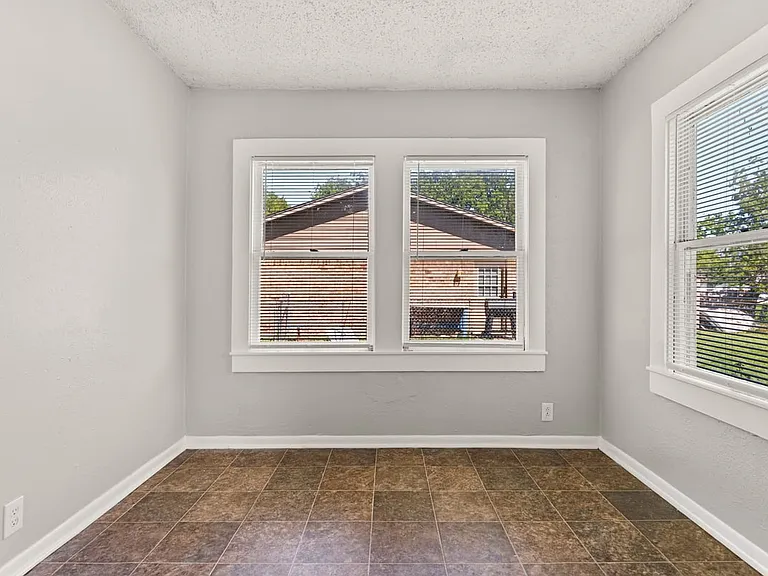 807 W Sabine St — Photo 8