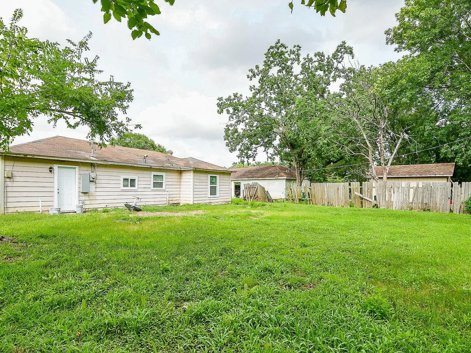 2 bed, 1.0 bath, 1120 sqft, $1,200 — Photo 3