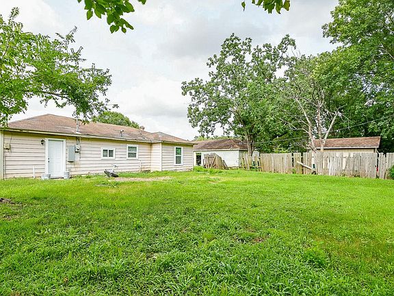 3rd image of 319 Rustic Dr