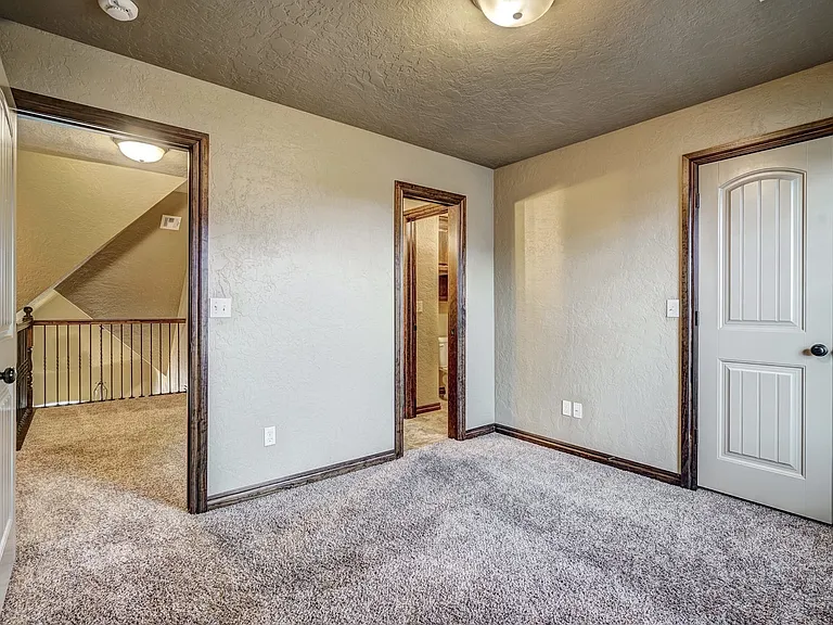 905 Samantha Ln — Photo 39