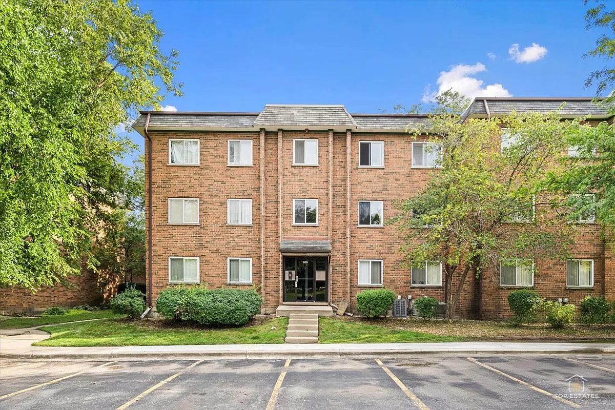 2 bed, 1.5 bath, 900 sqft, $1,800 — Photo 1