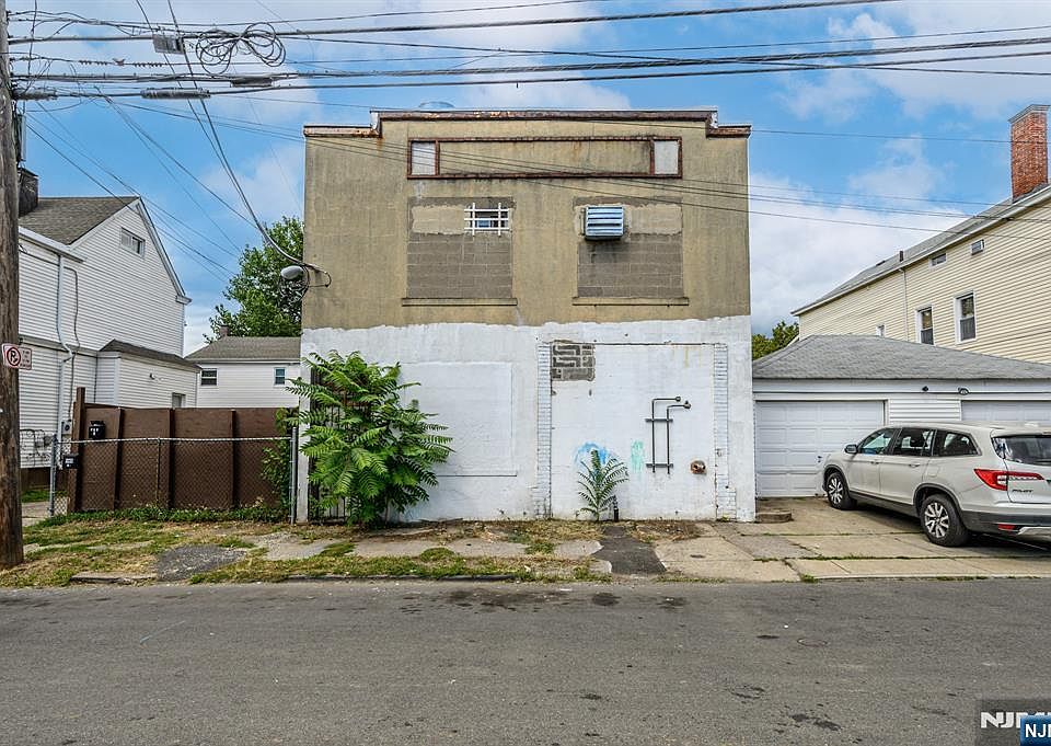1st image of 172 Lyon St