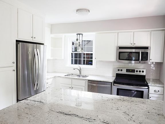 5th image of 1004 Baywood Ct