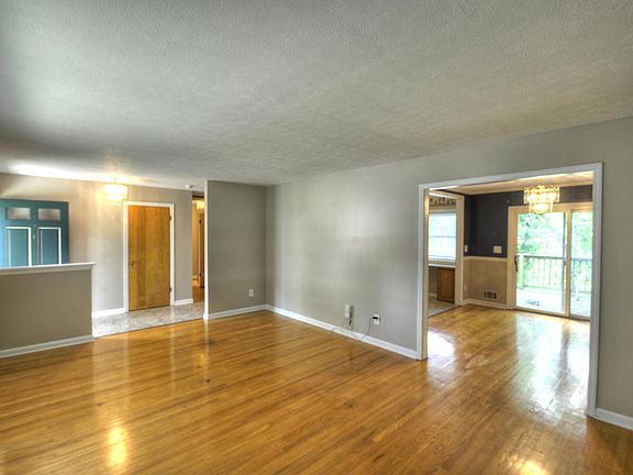 3rd image of 3708 Iron Horse Way