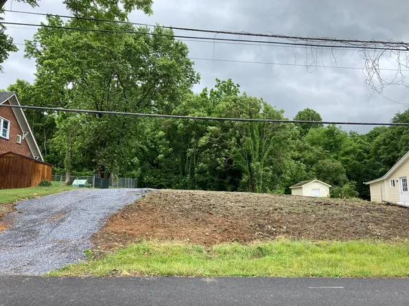 228 W Cherry St, Marion, VA 24354