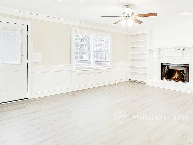 747 Edgewater Ln NW — Photo 8