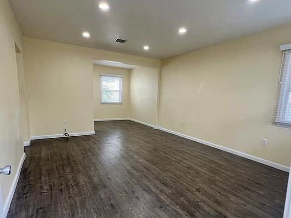 5th image of 429 E Cedar Ave
