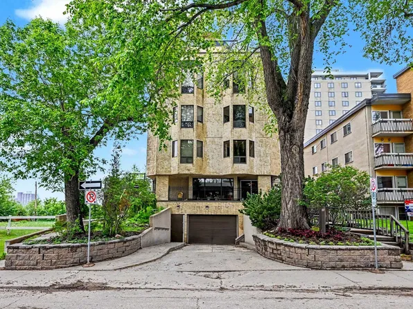 9734 111th St NW #3, Edmonton, AB T5K 1J8