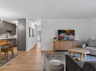 215 Barry Ave S APT 202, Wayzata, MN 55391