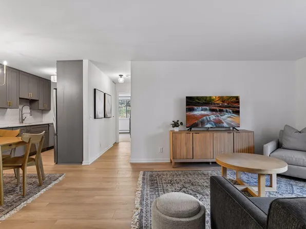 215 Barry Ave S APT 202, Wayzata, MN 55391