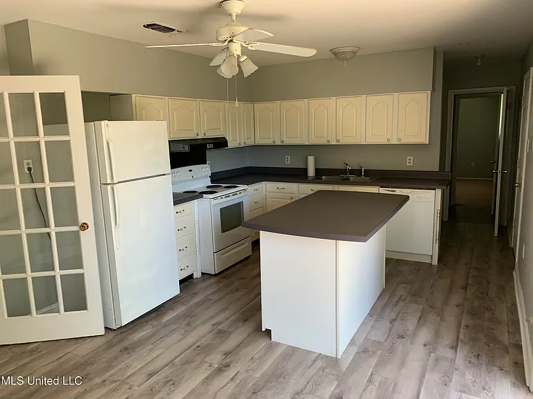 2504 Middlecoff Dr — Photo 4