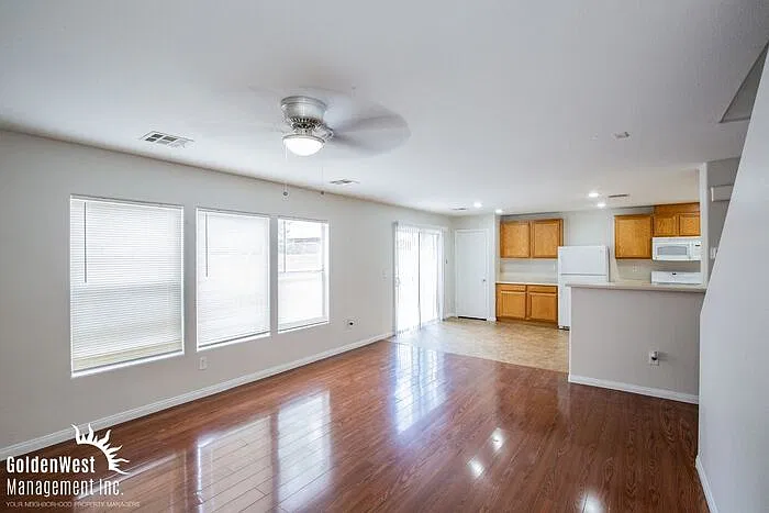 3 bed, 2.5 bath, 1751 sqft, $1,995 — Photo 3