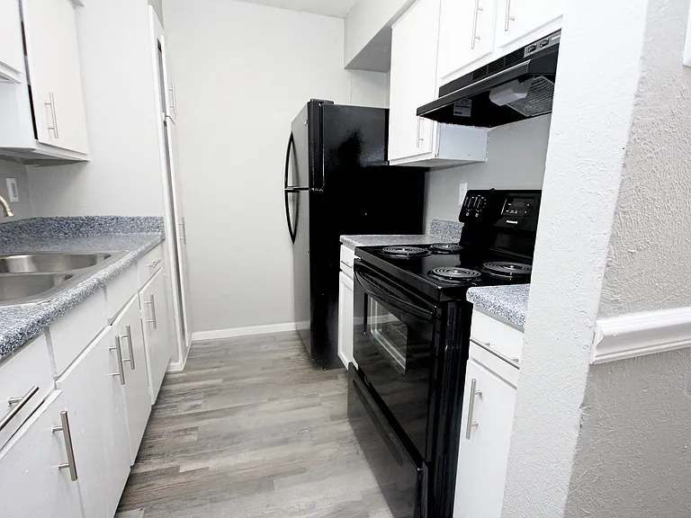 Devon Park Apartments — Photo 6