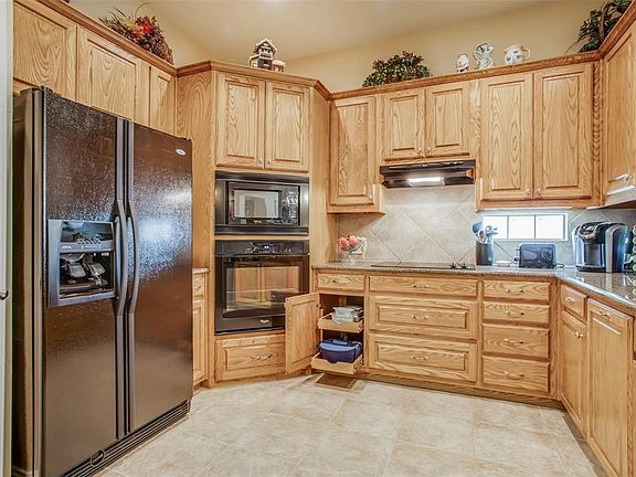 4th image of 1308 Bethpage Ct