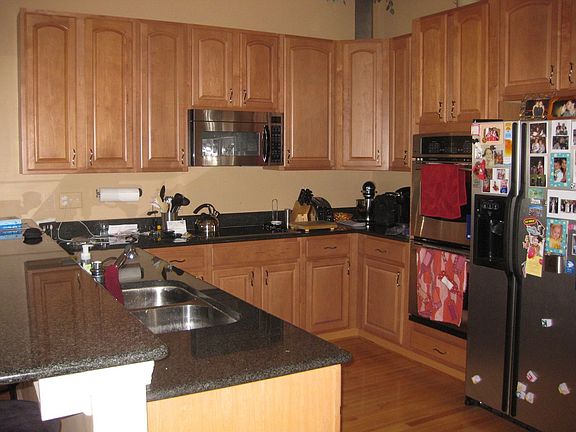 Large Kitchen with Granite, Double Ovens and Ceramic Cooktop