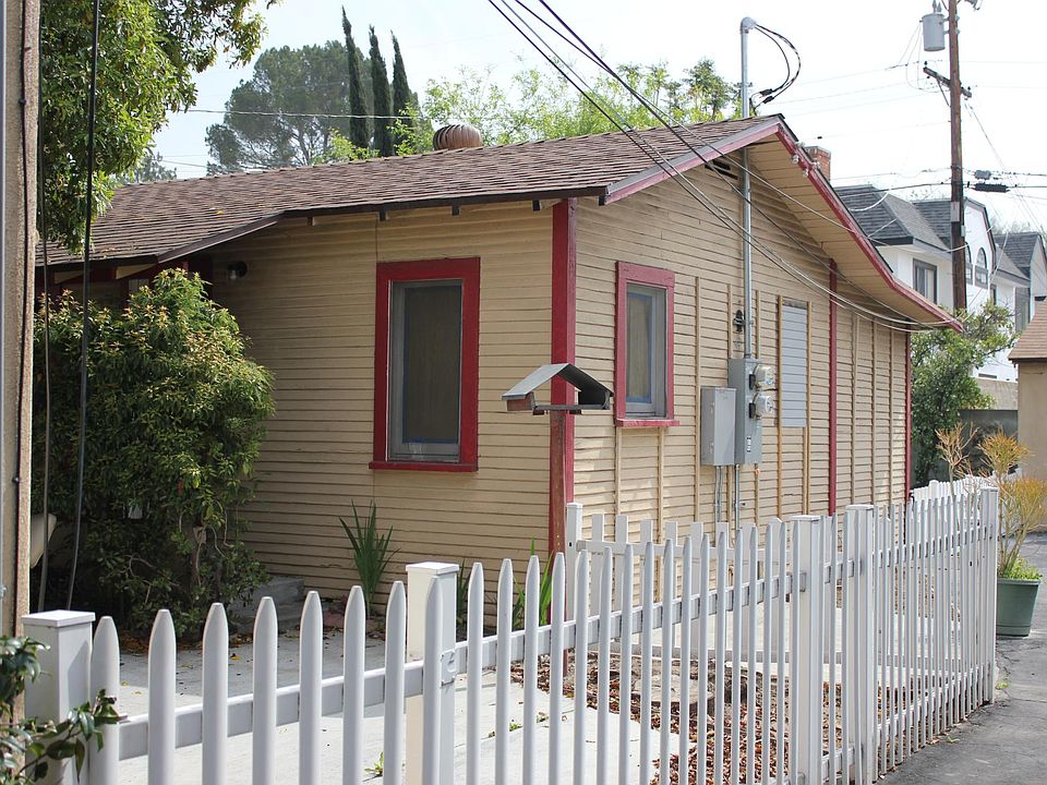 DUPLEX - Back 1 bedroom house with its own entrance and back yard with washer/dryer hookup.