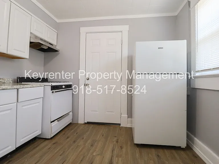 E 4th Street Duplex — Photo 10