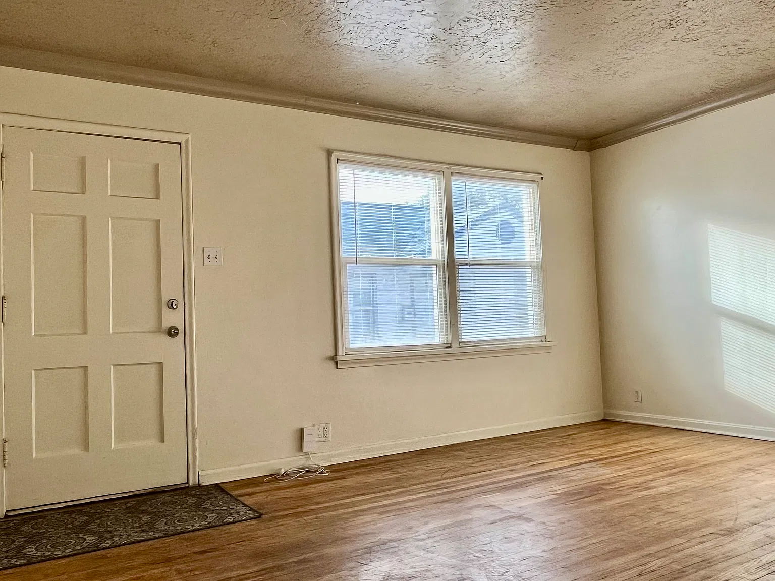 4 bed, 1400 sqft, $1,999 — Photo 2