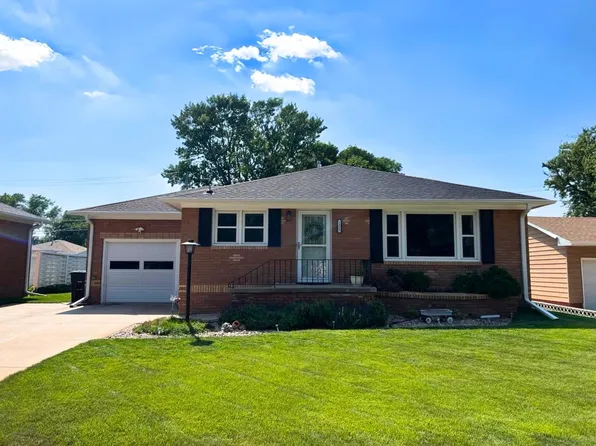 1323 N Hewett Ave, Hastings, NE 68901