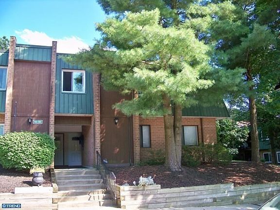 3rd image of 1004 Meadowview Ln #1004